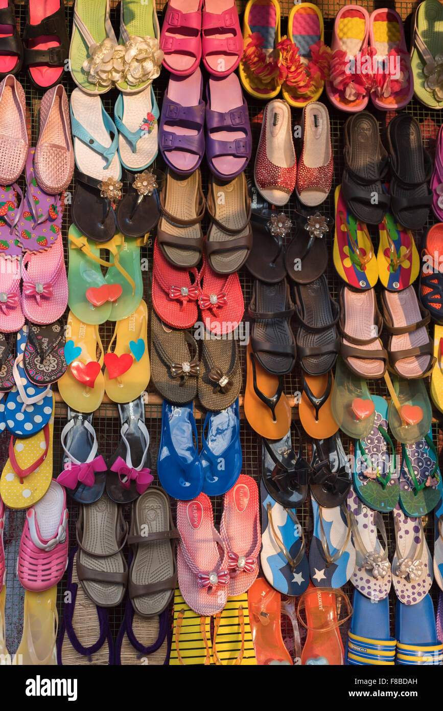 Bunte Sandalen zum Verkauf Colva Goa Indien Stockfoto
