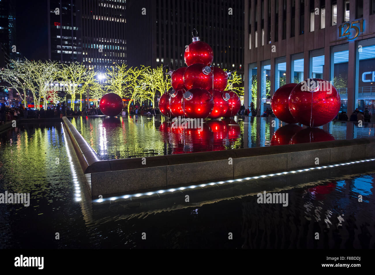 NEW YORK CITY, USA - 27. Dezember 2014: Roter Riese Weihnachtsschmuck, inspiriert durch Künstler Claes Oldenburg, schmücken einen Brunnen. Stockfoto