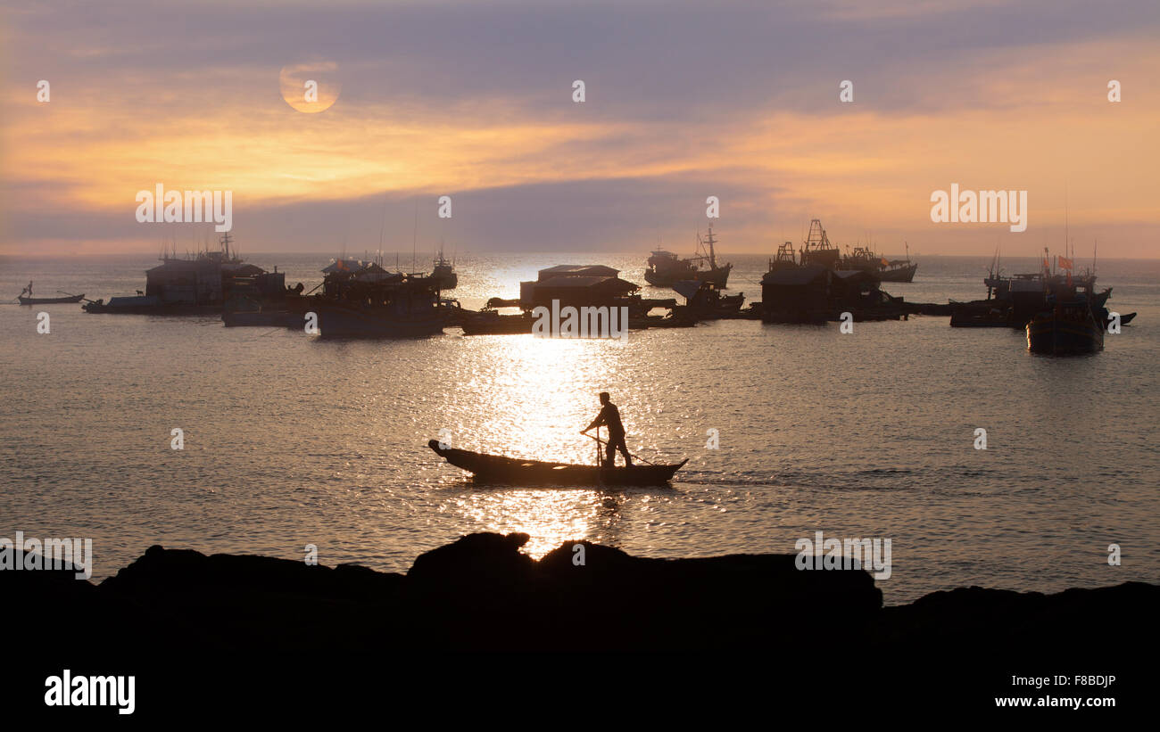 traditionelle asiatische Angeln bei Sonnenuntergang Stockfoto