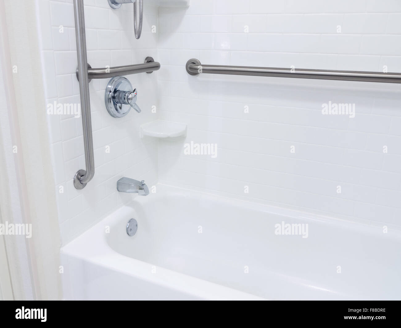 Behinderte behindertengerechter Zugang Bad Badewanne mit Haltegriffe  Stockfotografie - Alamy