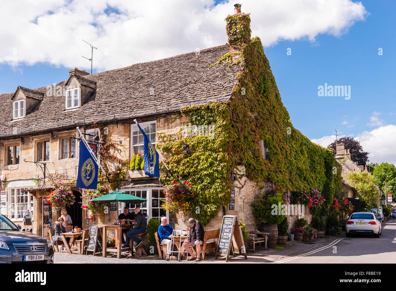 Die Cotswold Arms Pub bei Burford, Oxfordshire, England, Großbritannien, Uk Stockfoto