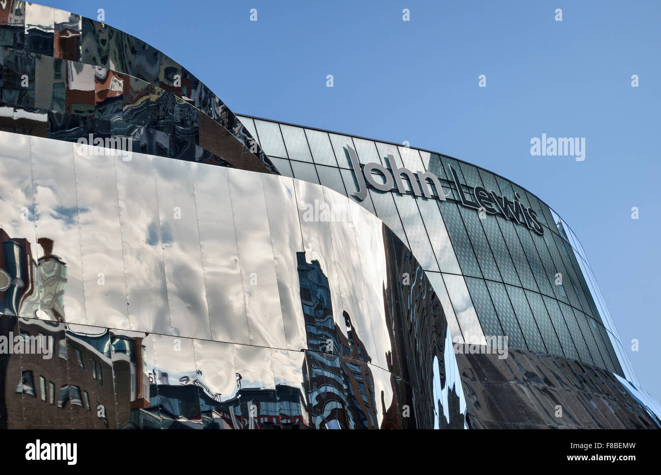 Birmingham New Street Station, UK. Reflexionen in der polierten Fassade des Grand Central Shopping centre Stockfoto