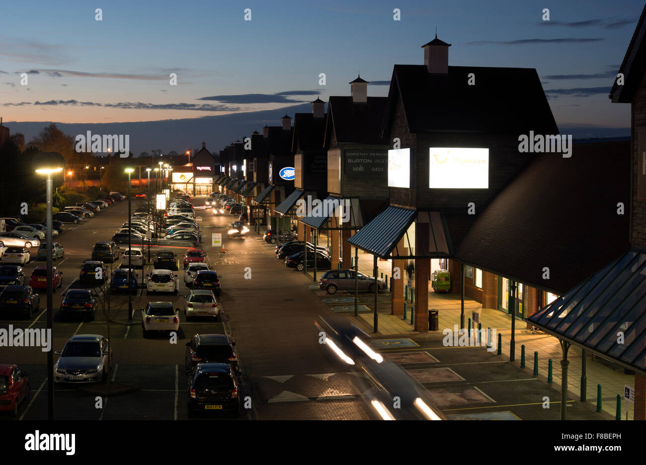 Zentralen sechs Läden in der Abenddämmerung, Coventry, West Midlands, England, UK Stockfoto