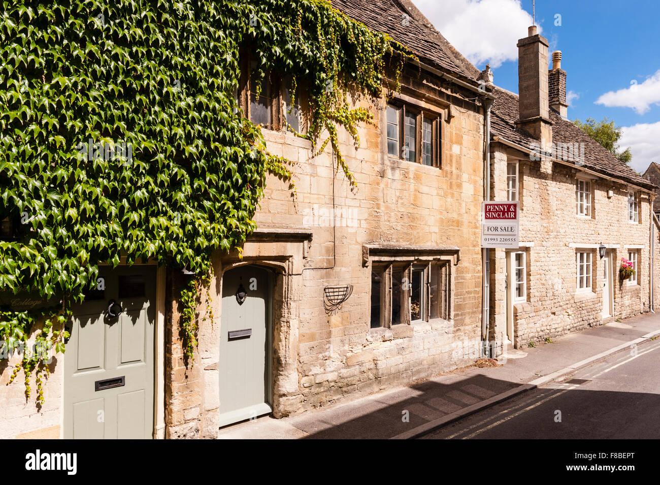 Ein hübsches Cotswold Ferienhaus zum Verkauf bei Burford, Oxfordshire, England, Großbritannien, Uk Stockfoto