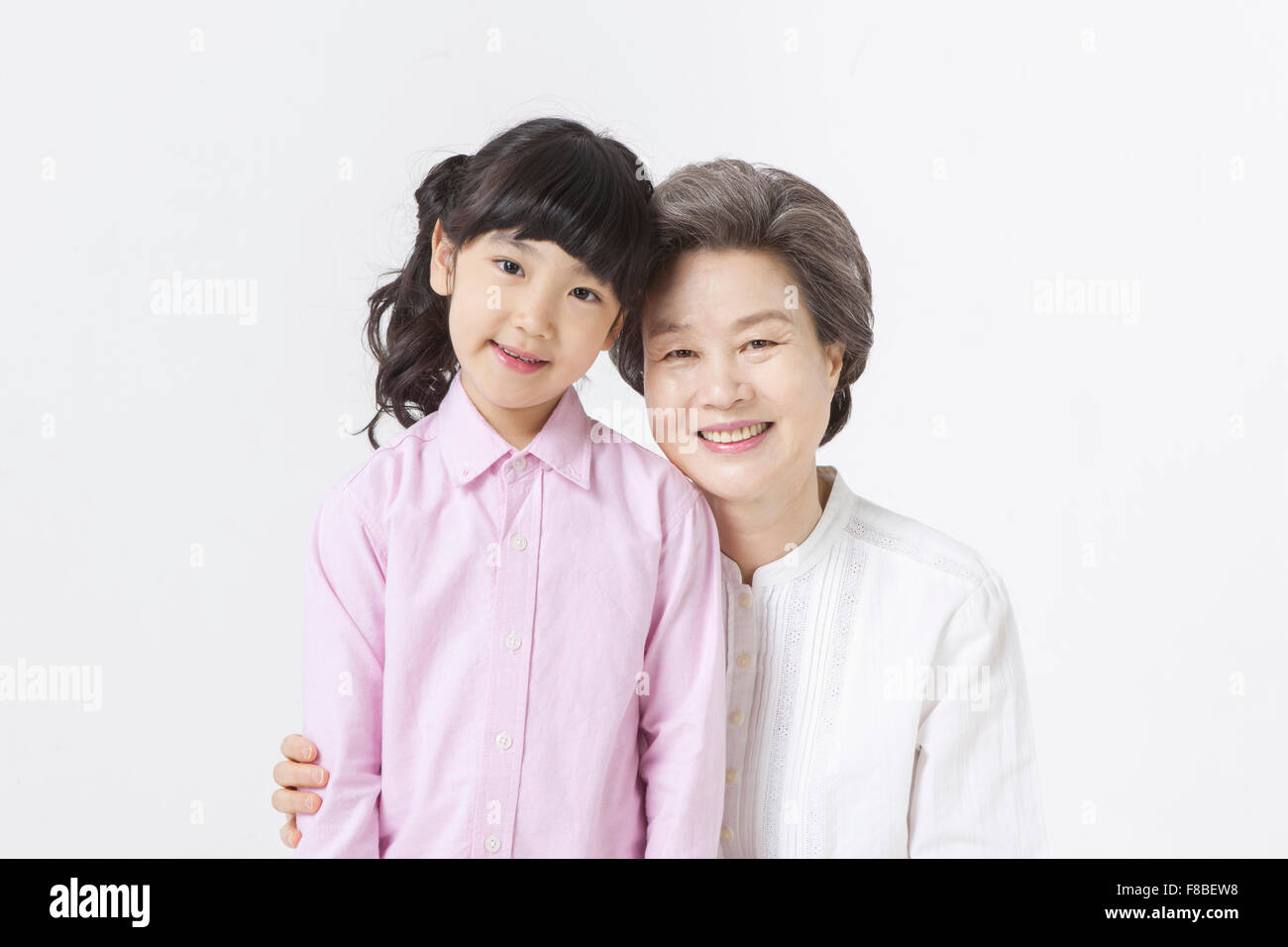 Großmutter und Enkelin starrte nach vorne und lächelnd Stockfoto