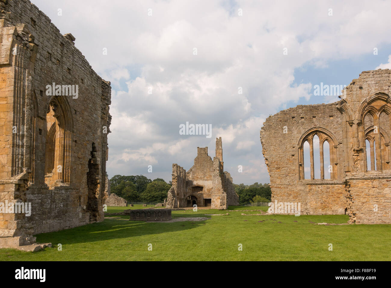 Die Ruinen des 12. Jahrhunderts, Prämonstratenser, Egglestone Abbey auf (Yorkshire) Südufer des Flusses Tees. Stockfoto