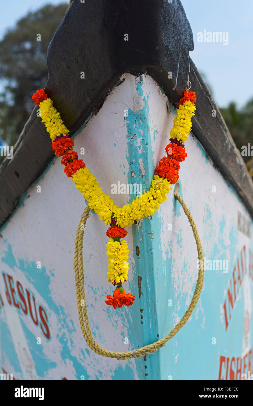 Blumengirlande auf Bug Fischerbootes Colva Beach Goa Indien Stockfoto