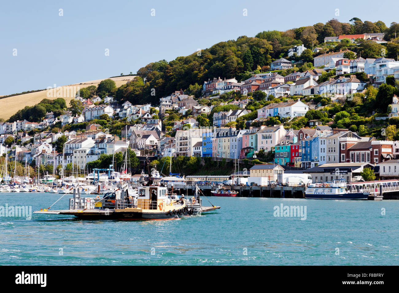 Die unteren Ferry trägt Fahrzeuge aus Dartmouth Kingswear über th Fluss Dart, Devon, England, UK Stockfoto