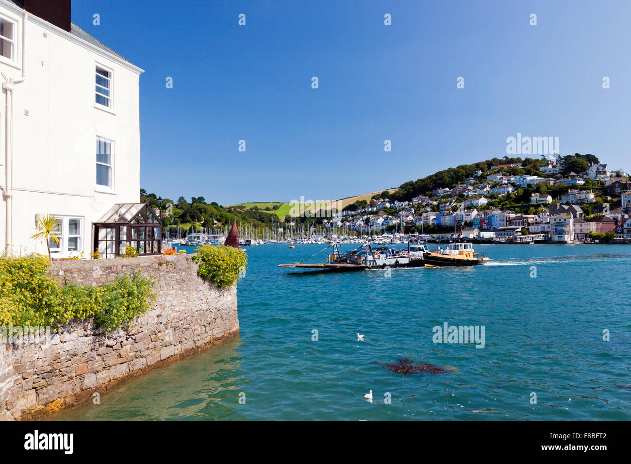 Die unteren Ferry trägt Fahrzeuge aus Dartmouth Kingswear über th Fluss Dart, Devon, England, UK Stockfoto