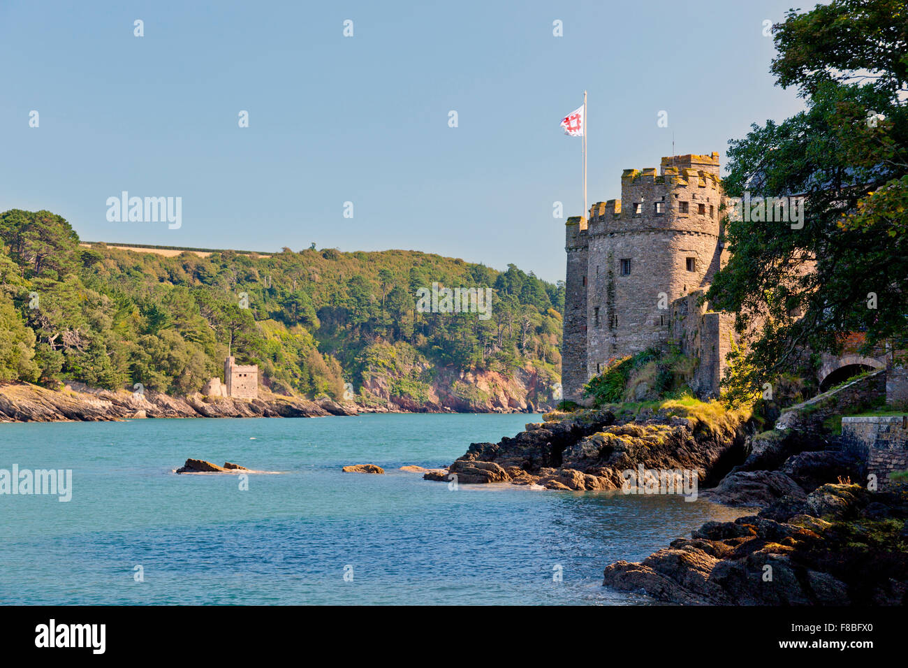 Dartmouth und Kingswear Burgen sind am gegenüberliegenden Ufer des Flusses Dart, Devon, England, UK gelegen. Stockfoto