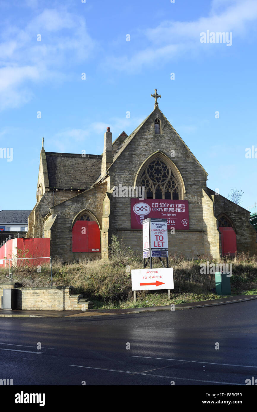 Verfallene Kirche in Huddersfield mit Costa Coffee Schild Stockfoto