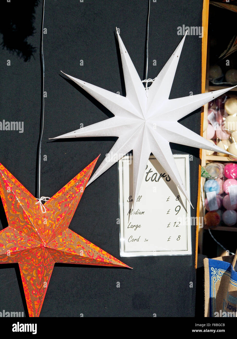 Große Weihnachts-Sterne für den Verkauf auf einen Stall auf Winchester Kathedrale Weihnachtsmarkt in Dececember 2015 Stockfoto