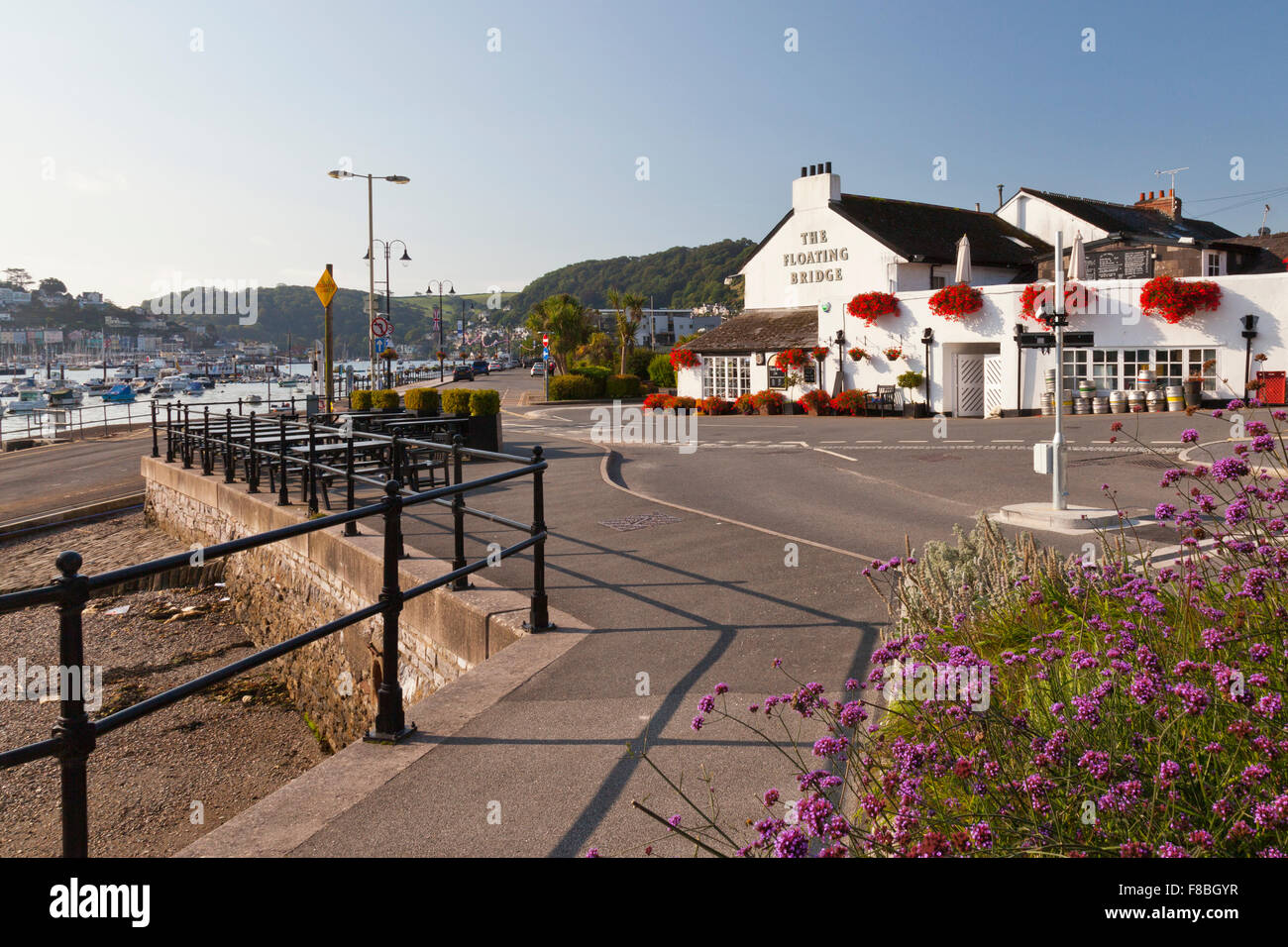 Bunt rot Hängeaufbewahrung Verzierung das Schwimmbrücke Pub in Dartmouth, Devon, England, UK Stockfoto