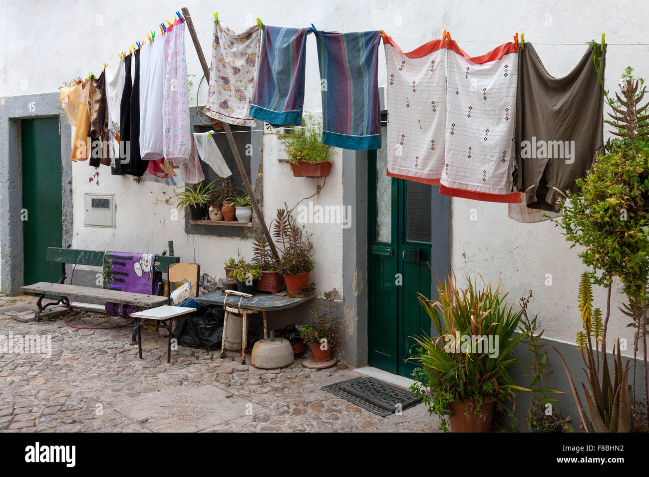 Waschen auf Linie mit Prop und Heringe, Faro Portugal. Stockfoto