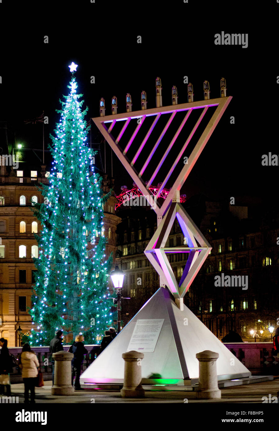 Trafalgar Square Weihnachten Xmas Tree Riesen Menorah beleuchtet für Chanukka, das jüdische Lichterfest Stockfoto