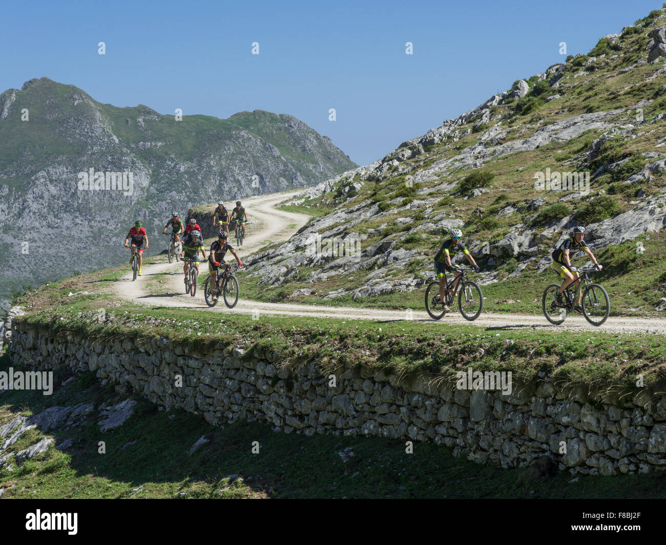 Mountainbiker in die Picos de Europa in den Bergen, in der Nähe von sotres, Kantabrien, Spanien Stockfoto