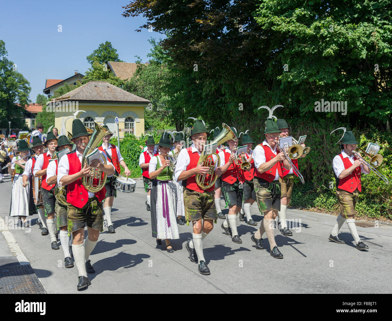 Marching Band in Parade am Zoll schlierseer Kirchtag, durch die Stadt, Schliersee, Bayern, Deutschland Stockfoto