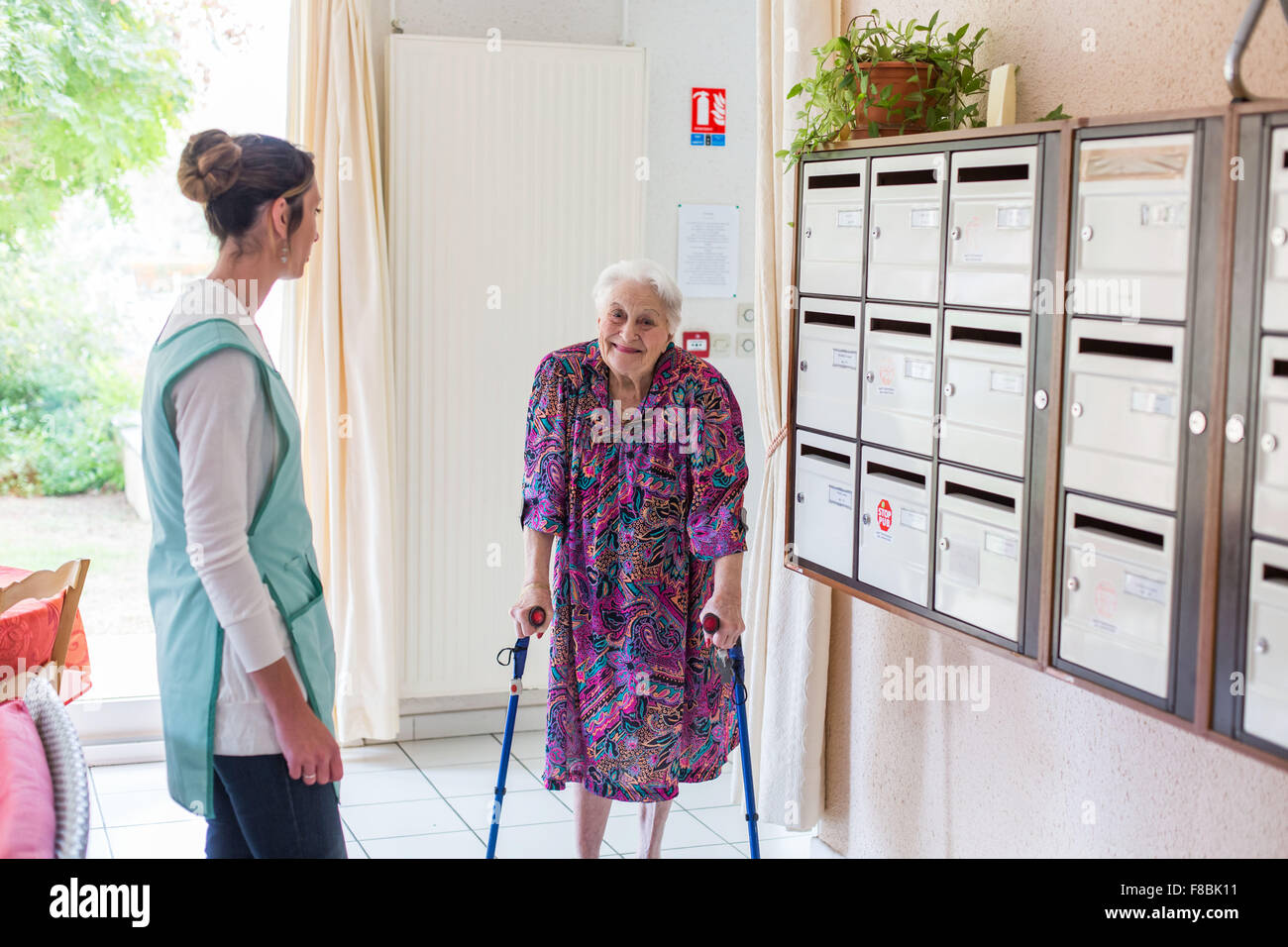 97 jährige Frau Leben in einer Residenz für unabhängige Senioren, Dordogne, Frankreich. Stockfoto