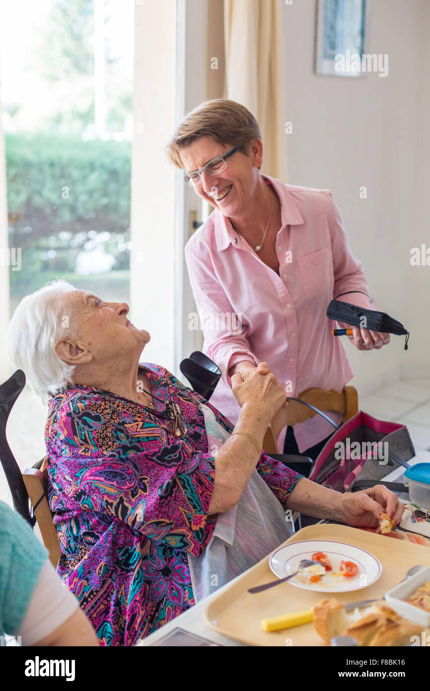 Frau in der Mensa ein Aufenthaltsrecht für unabhängige Senioren, Dordogne, Frankreich. Stockfoto