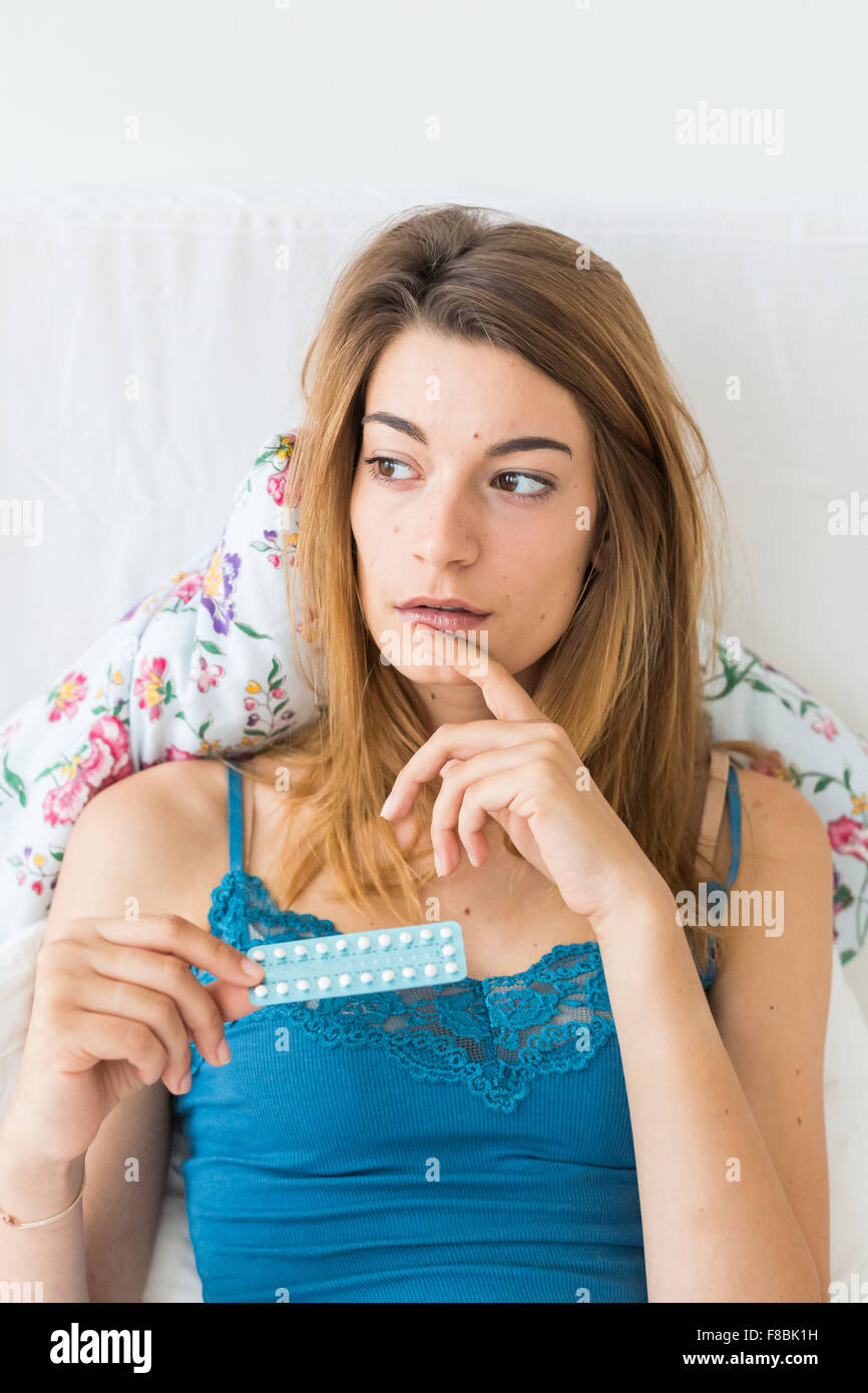 Junge Frau mit orale Kontrazeption Pillen. Stockfoto