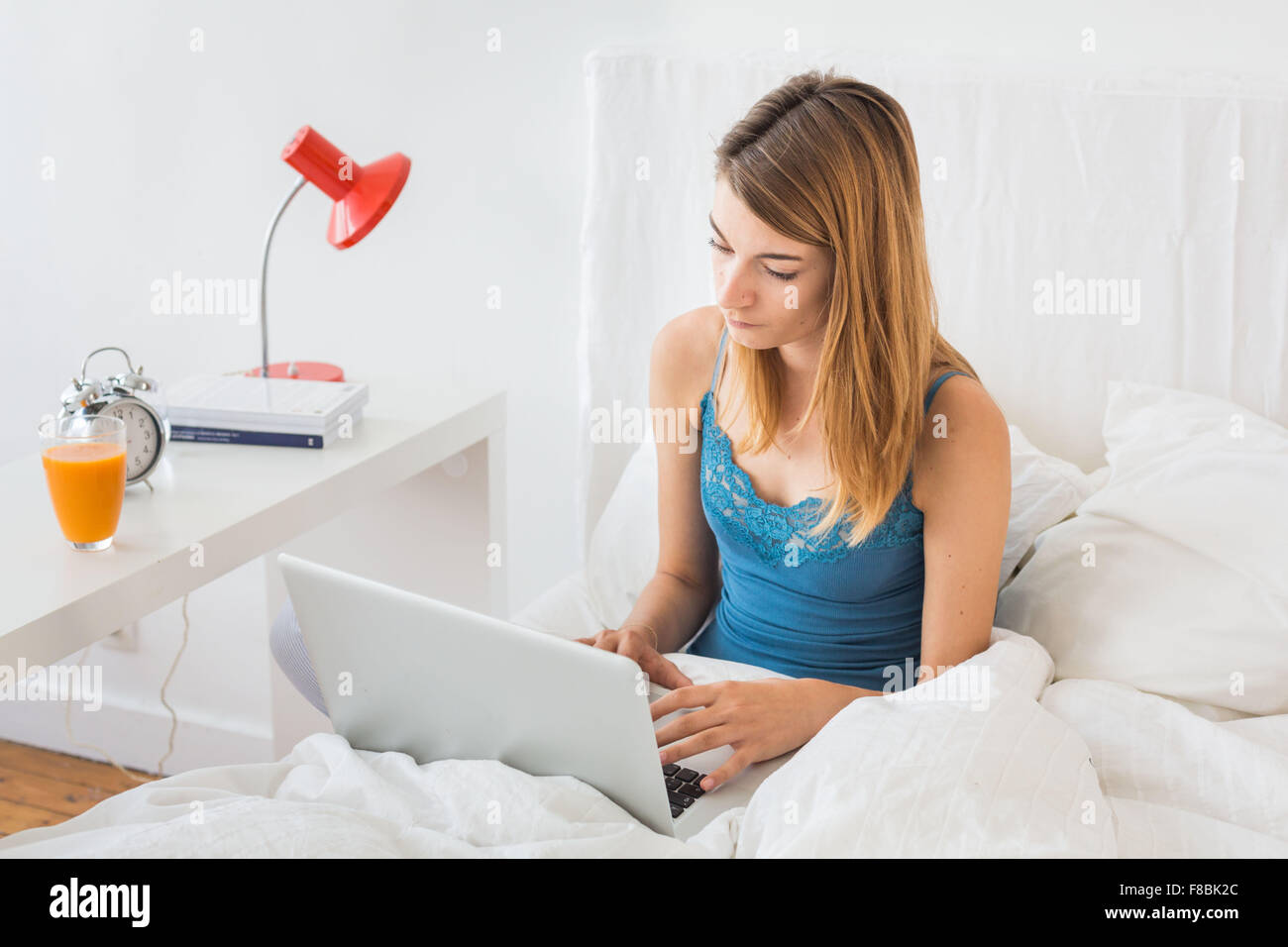 Junge Frau mit Laptop. Stockfoto