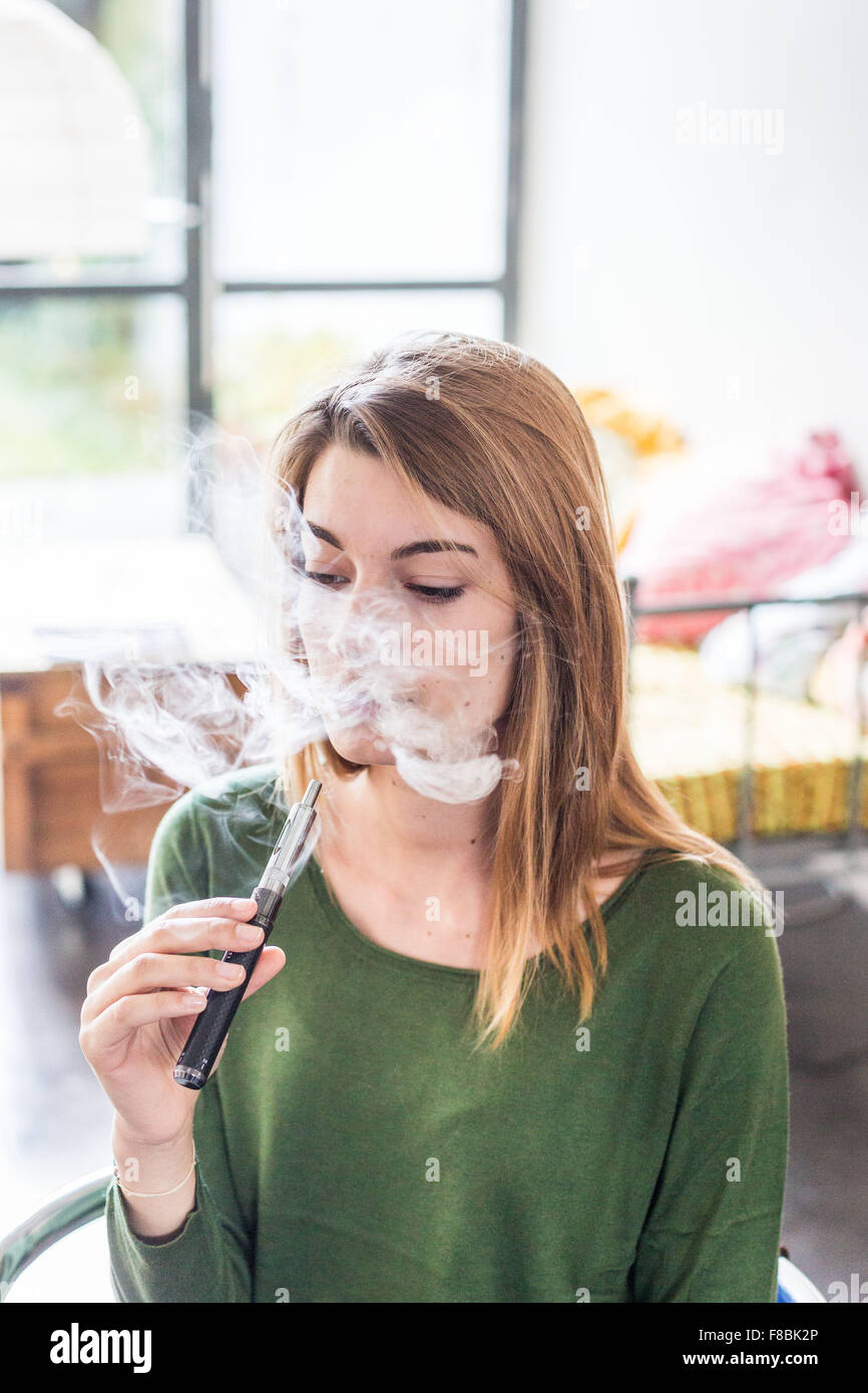 Frau mit der elektronischen Zigarette. Stockfoto