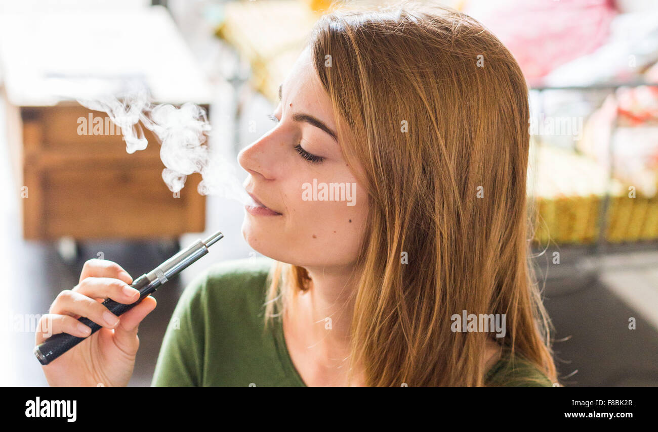 Frau mit der elektronischen Zigarette. Stockfoto