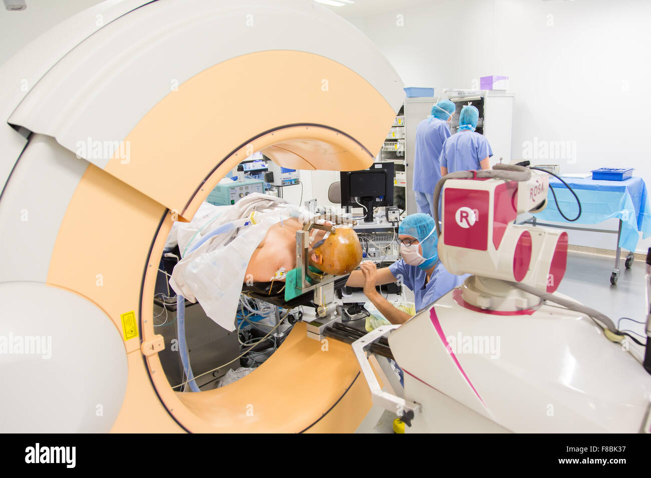 Chirurgische Behandlung der Parkinson-Krankheit durch tiefe Hirnstimulation mit Rosa® Roboter, Krankenhaus in Amiens, Frankreich. Stockfoto