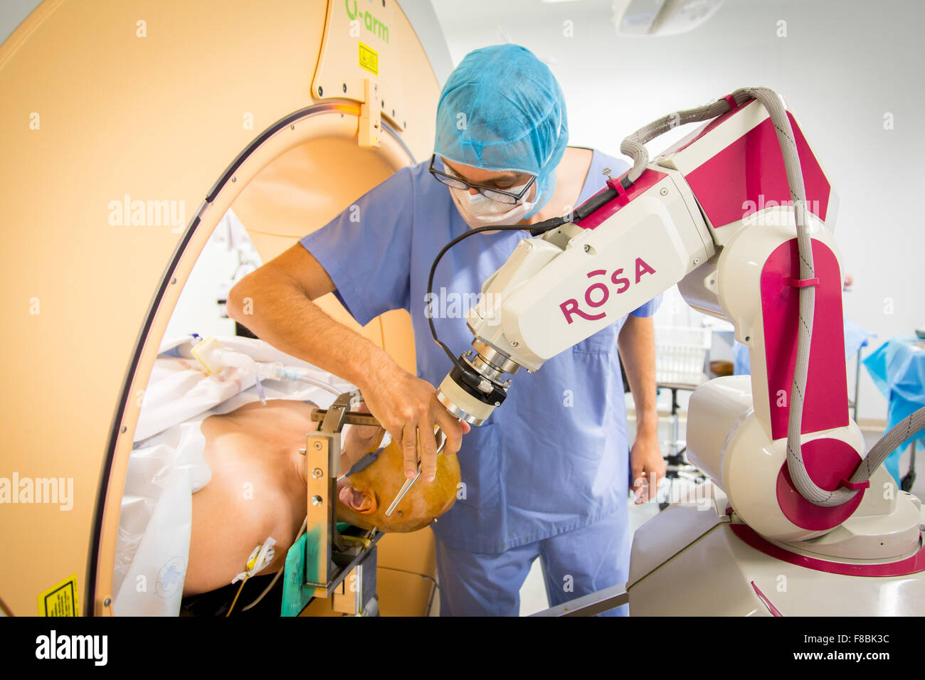 Chirurgische Behandlung der Parkinson-Krankheit durch tiefe Hirnstimulation mit Rosa® Roboter, Krankenhaus in Amiens, Frankreich. Stockfoto