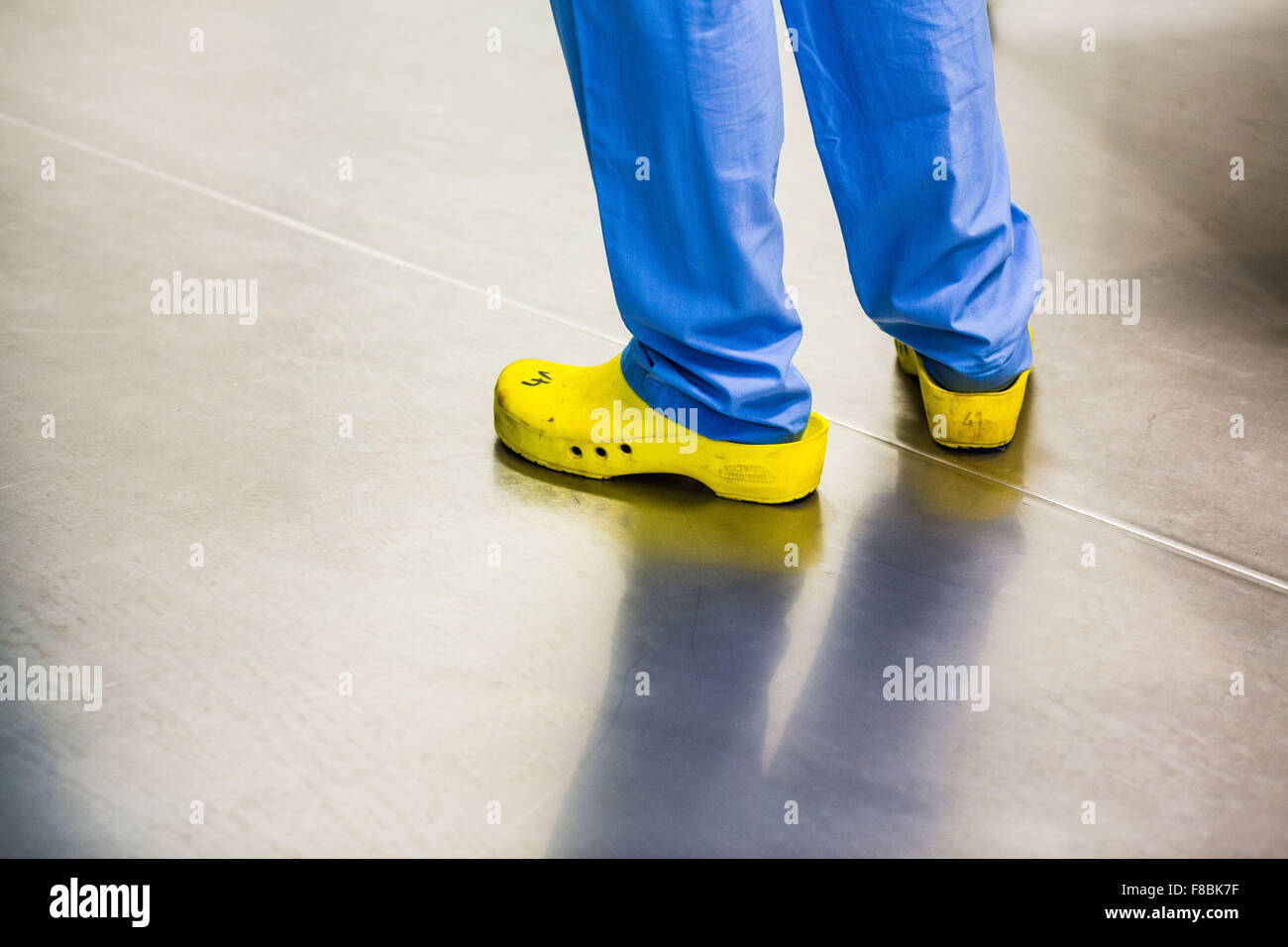 Krankenschwestern tragen Plastikschuhe im Krankenhaus. Stockfoto