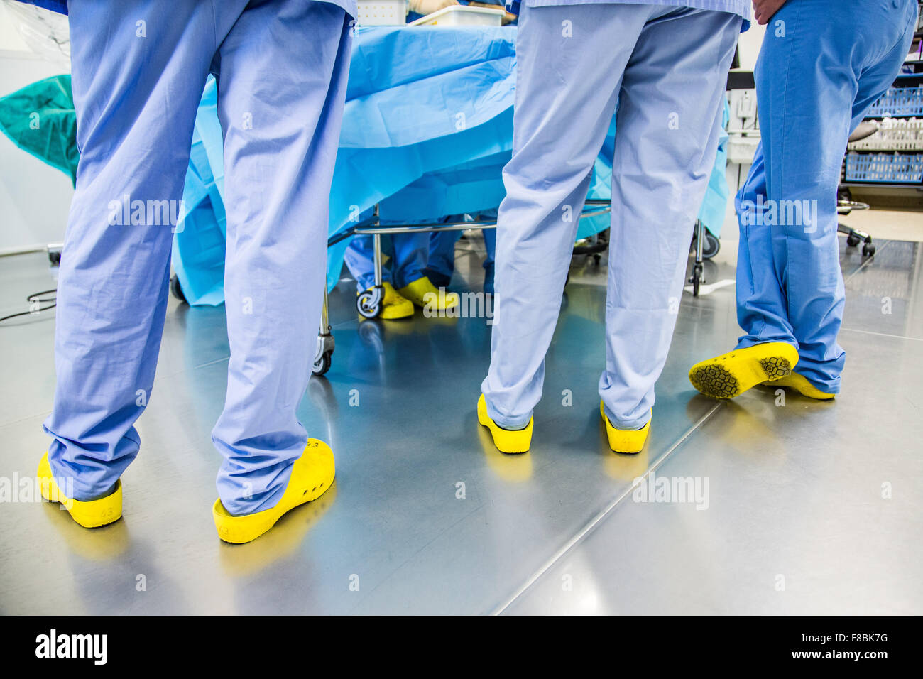 Krankenschwestern tragen Plastikschuhe im Krankenhaus. Stockfoto