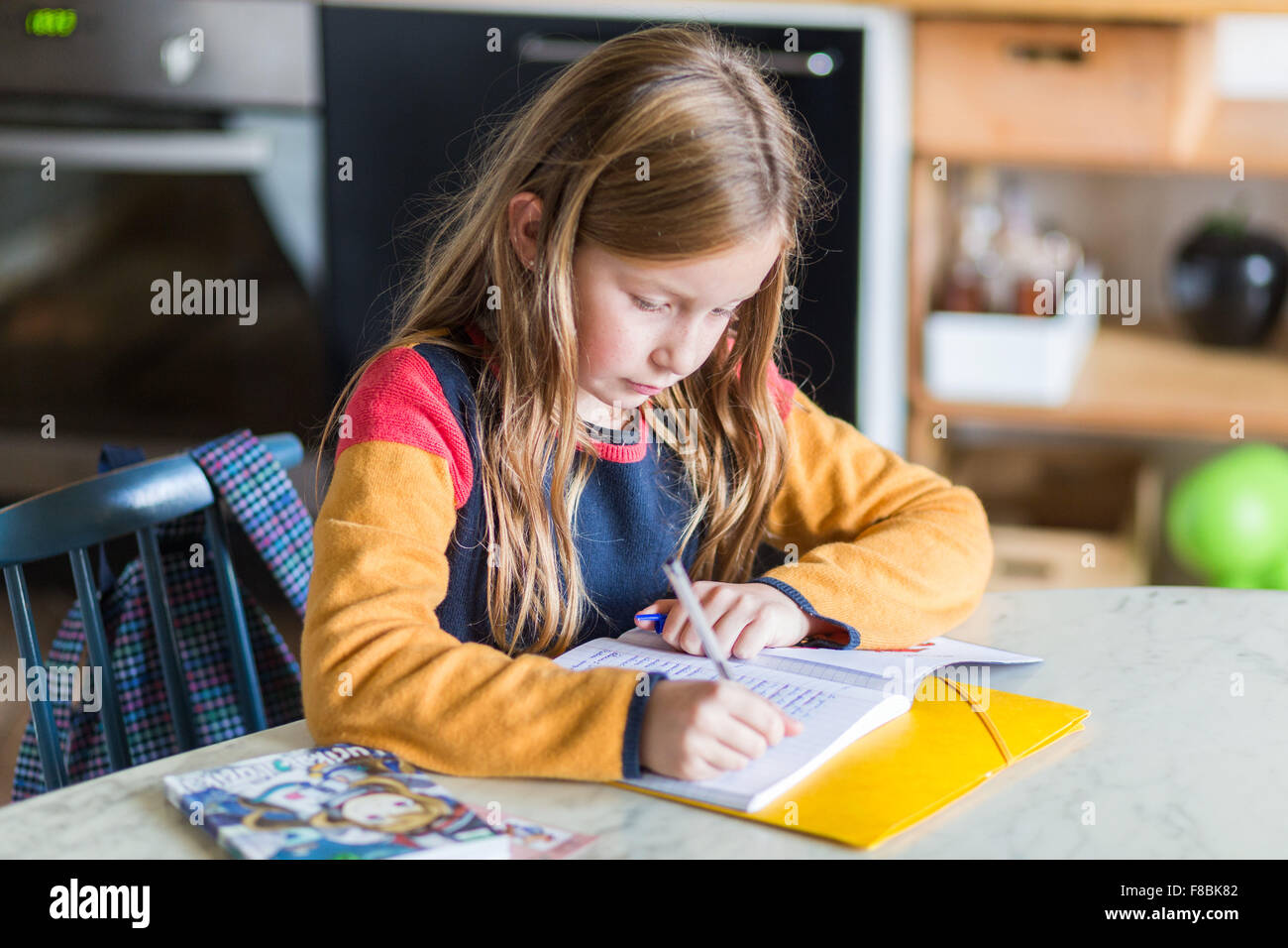 9-Jahr-altes Mädchen ihre Hausaufgaben. Stockfoto