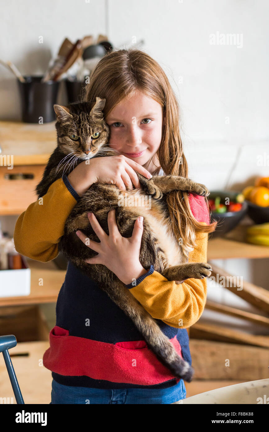 9 Jahre altes Mädchen mit einer Katze. Stockfoto