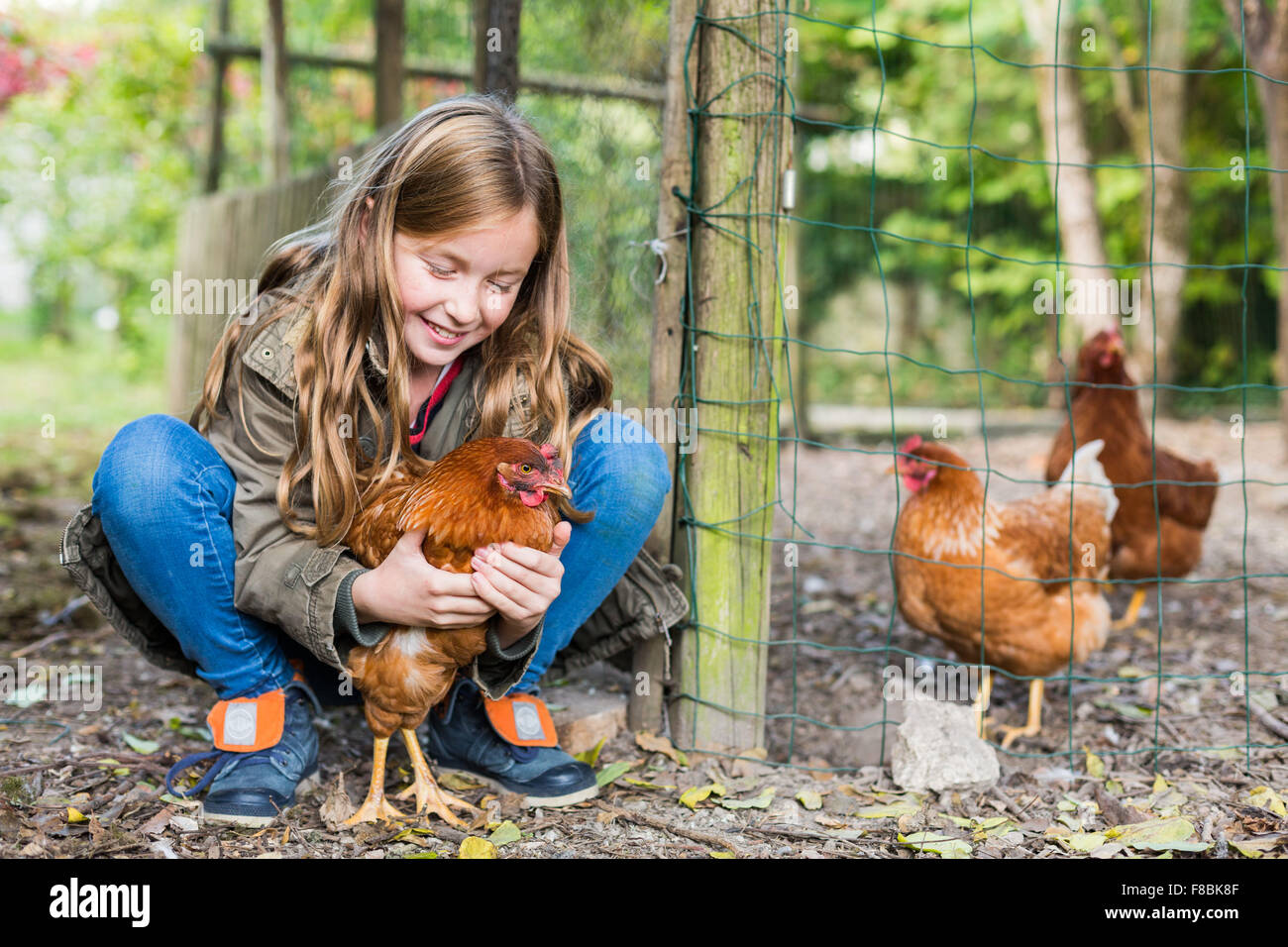 9 Jahre altes Mädchen mit Hühnern. Stockfoto