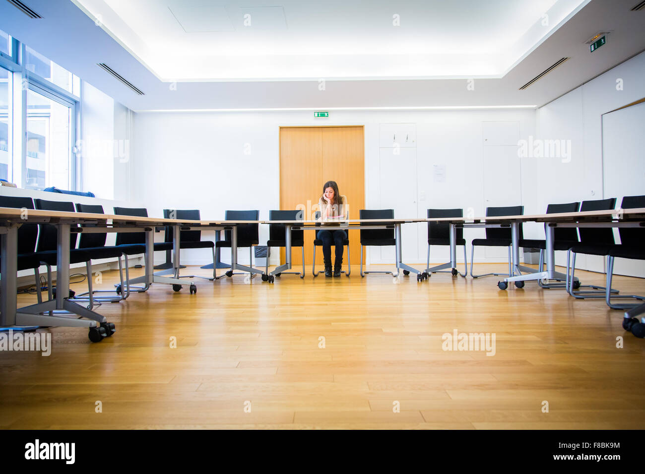 Frau allein in einem Konferenzraum. Stockfoto