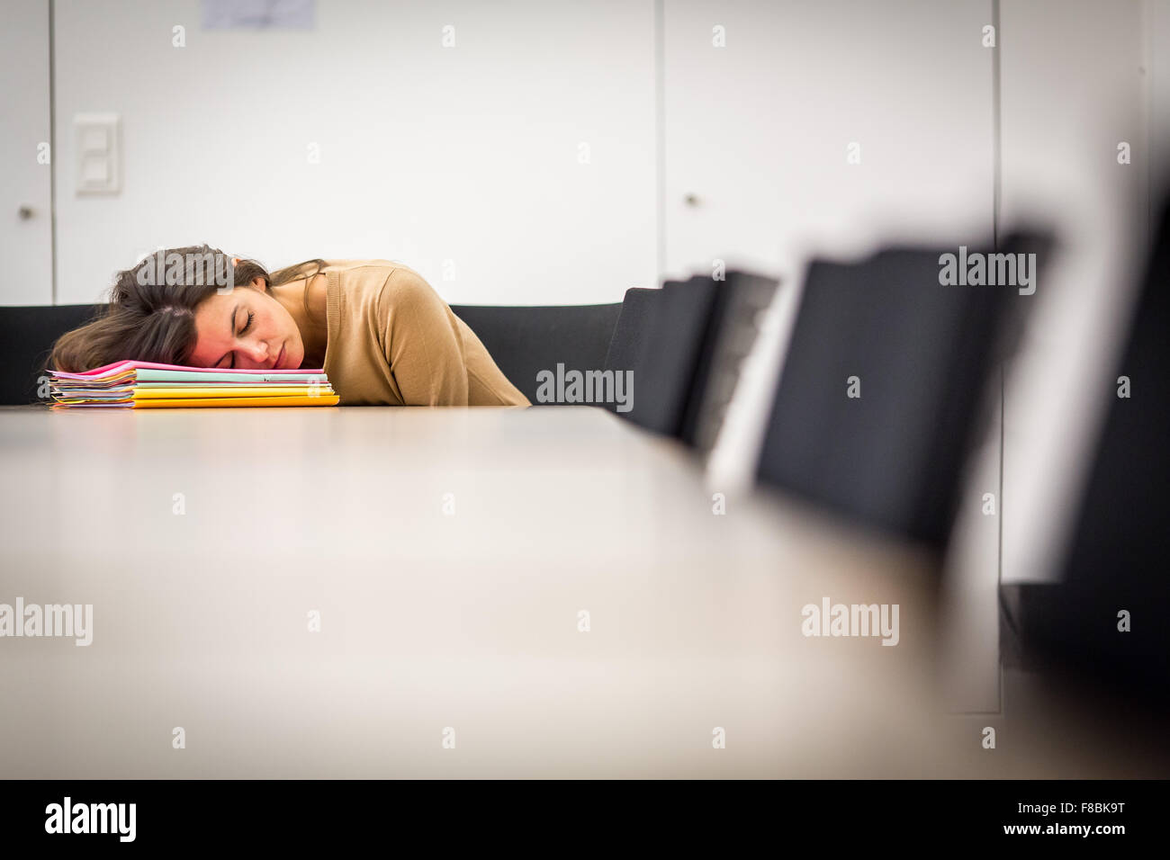 Müde Frau bei der Arbeit. Stockfoto