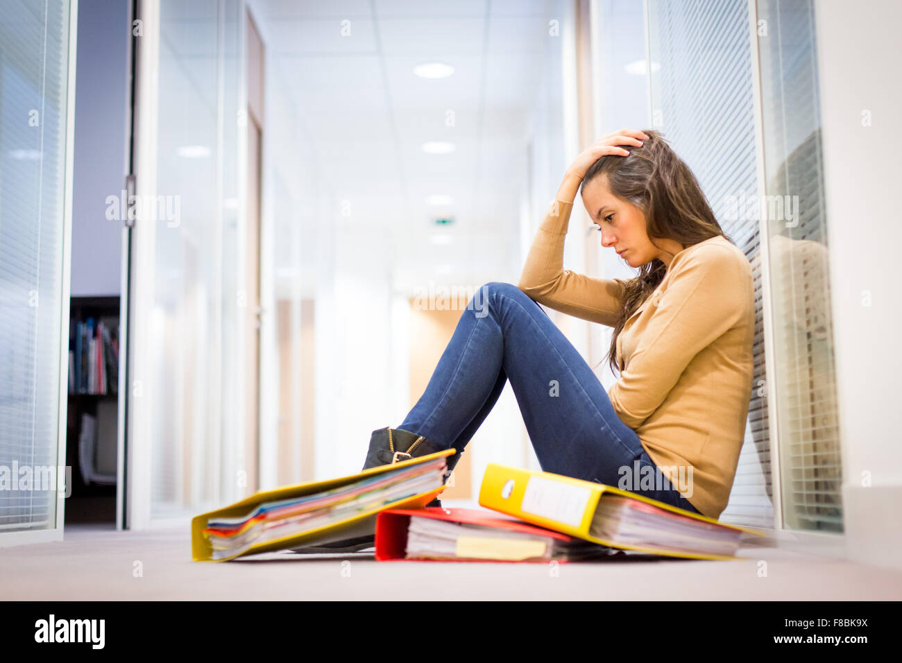 Müde Frau bei der Arbeit. Stockfoto
