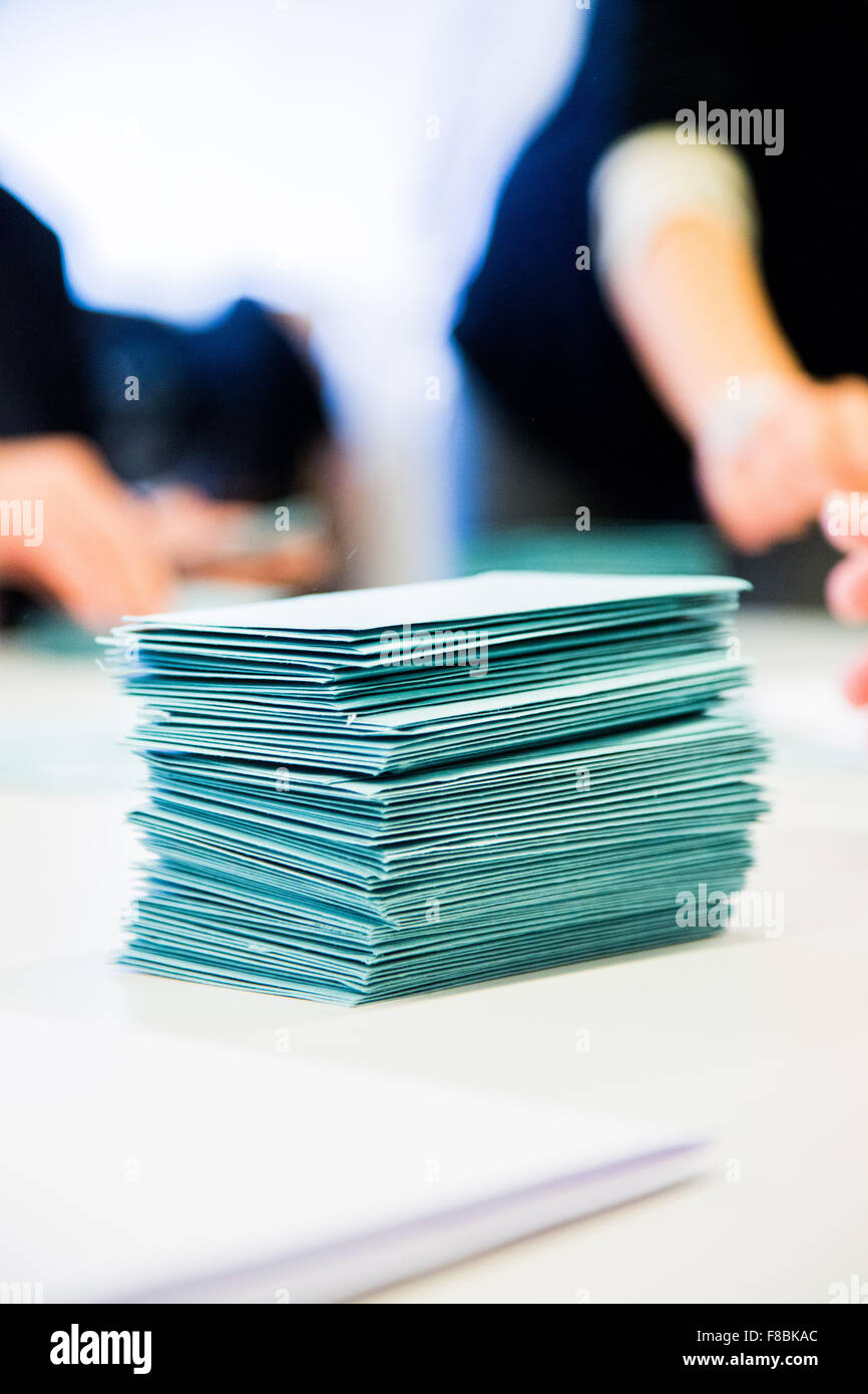 Dépouillement de Bulletins de Abstimmung. Stockfoto