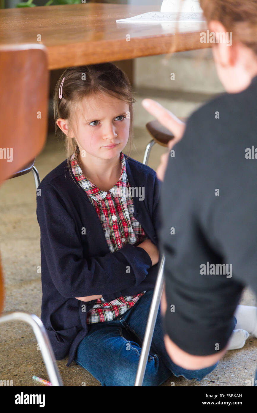 Frau schelten 6-Jahr-altes Mädchen. Stockfoto