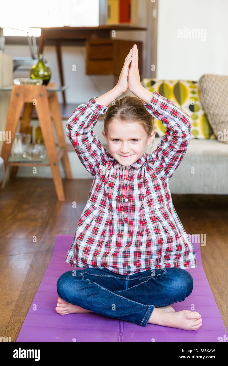 6 Jahre altes Mädchen Praxis Entspannungsübungen. Stockfoto