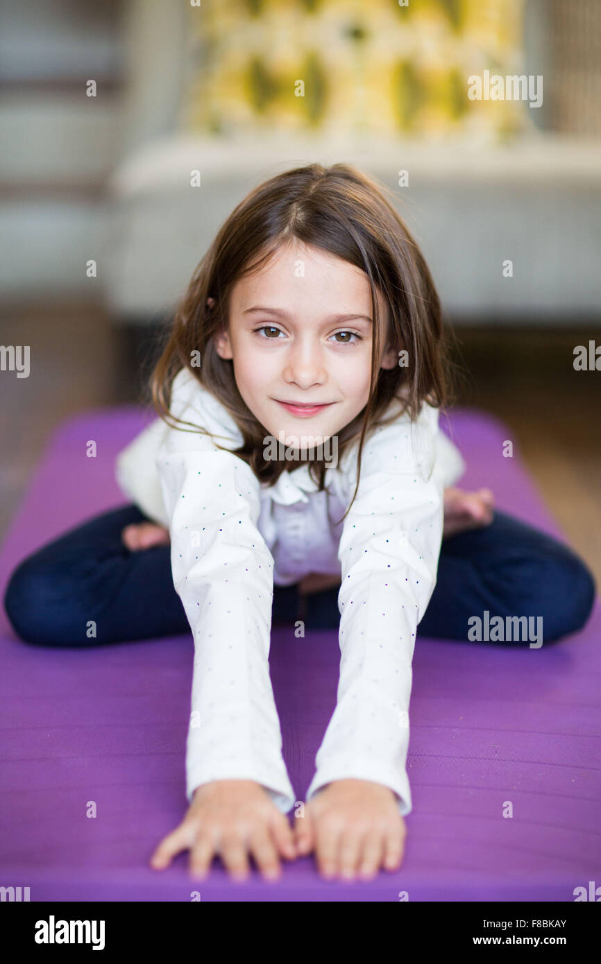 8 Jahre altes Mädchen Praxis Entspannungsübungen... Stockfoto