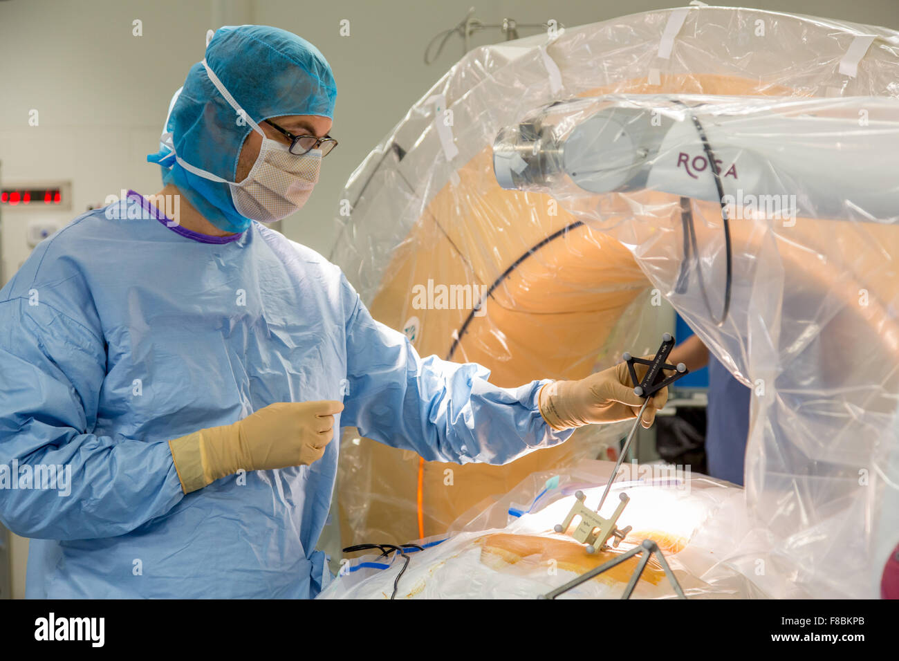 Patient erhält intervertebralen Scheibe Prothese Bandscheibenvorfall mit ROSA Spine® Robot, Amiens Krankenhaus behandeln Frankreich. Stockfoto