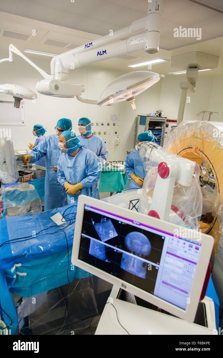 Patient erhält intervertebralen Scheibe Prothese Bandscheibenvorfall mit ROSA Spine® Robot, Amiens Krankenhaus behandeln Frankreich. Stockfoto