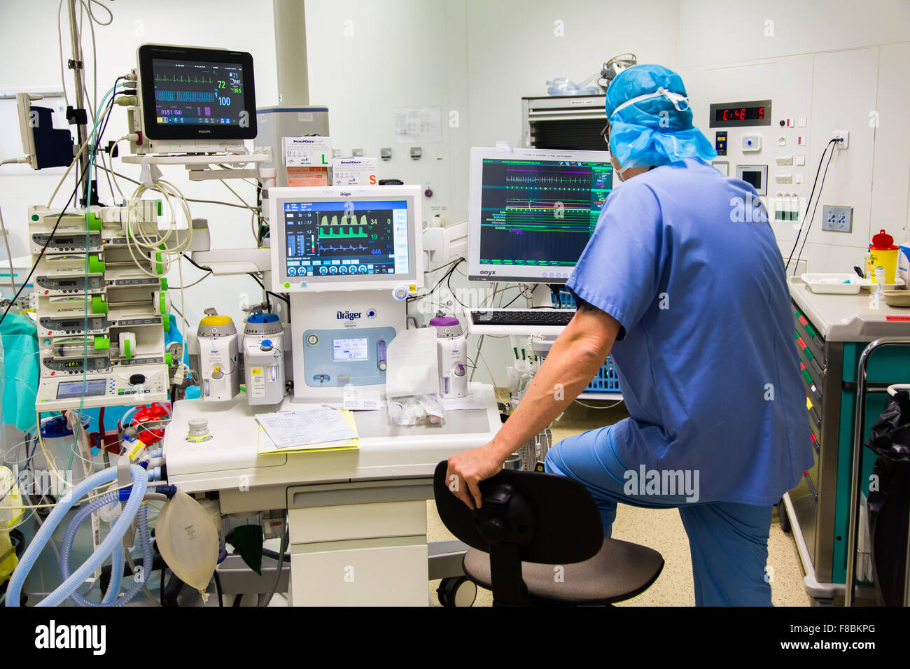 Chirurgische Monitore verwendet wird, um die Vitalfunktionen des Patienten während einer Operation zu verfolgen. Stockfoto