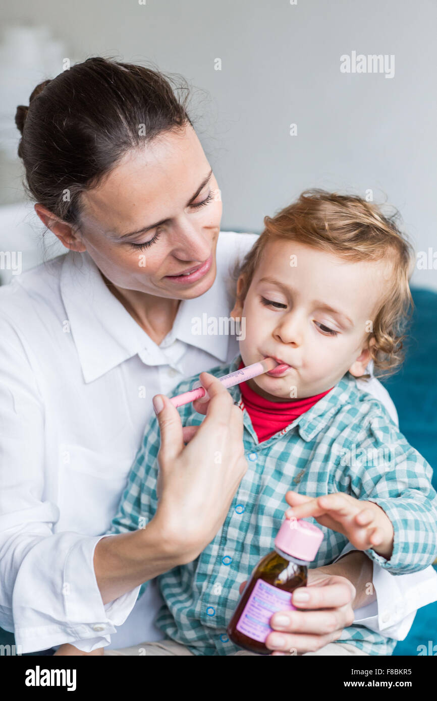 2 Jahre alter Junge unter Sirup mit Pipette. Stockfoto