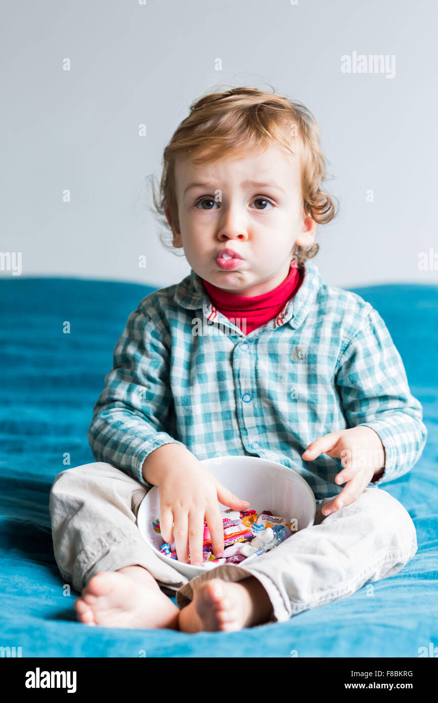 2 jähriger Junge Essen zuckerhaltigen Süßigkeiten. Stockfoto