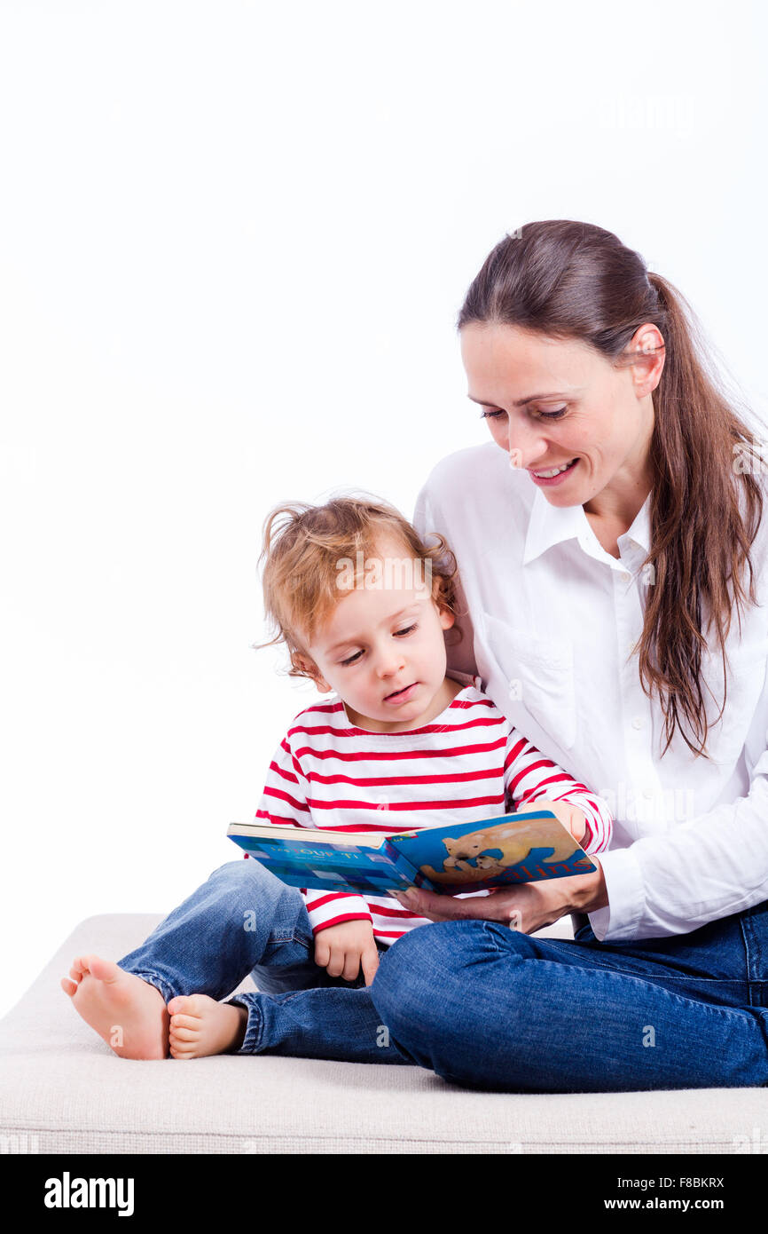 Mutter und Sohn lesen. Stockfoto