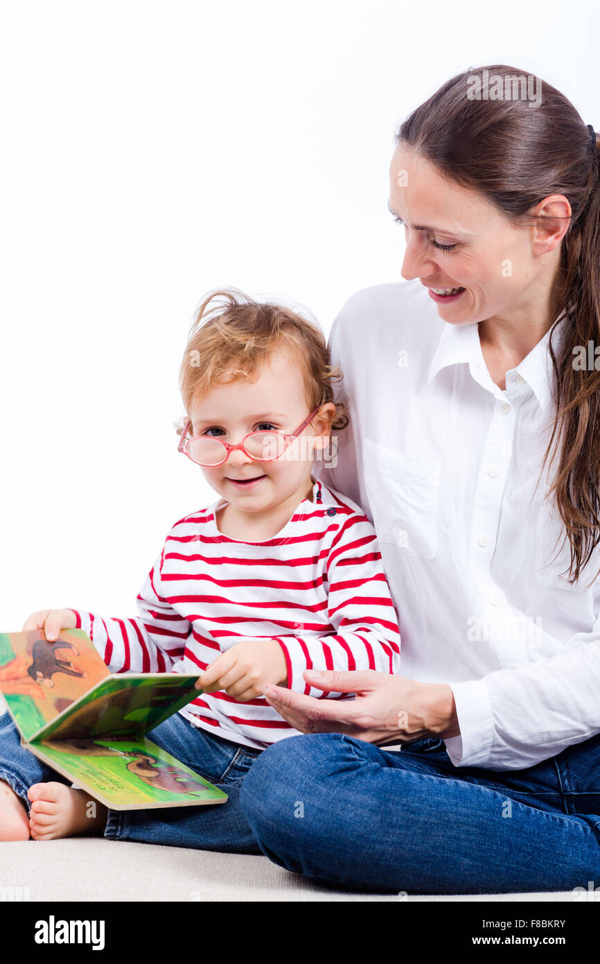 Mutter und Sohn lesen. Stockfoto