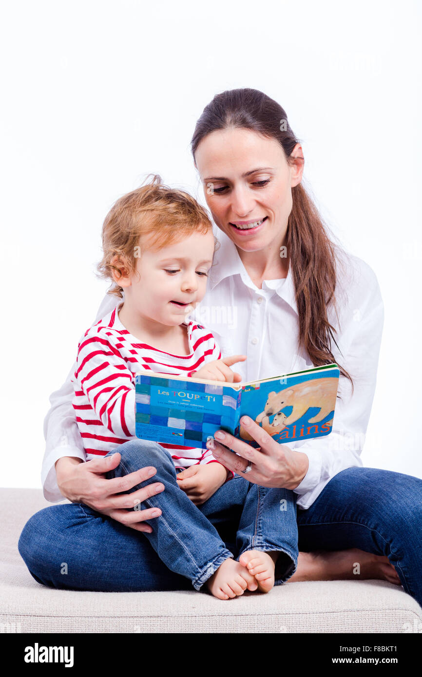 Mutter und Sohn lesen. Stockfoto