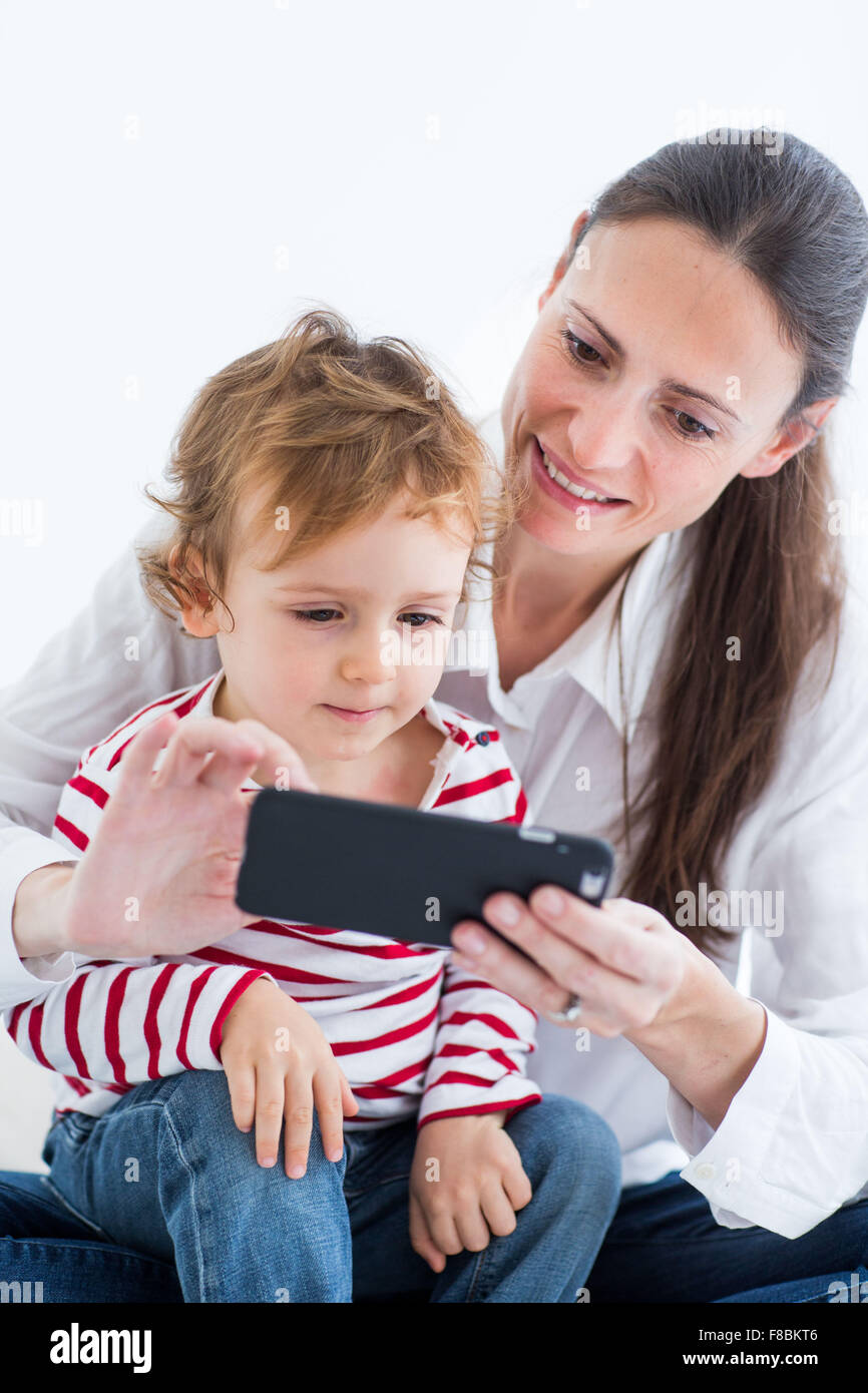 2 jähriger Junge mit Handy. Stockfoto